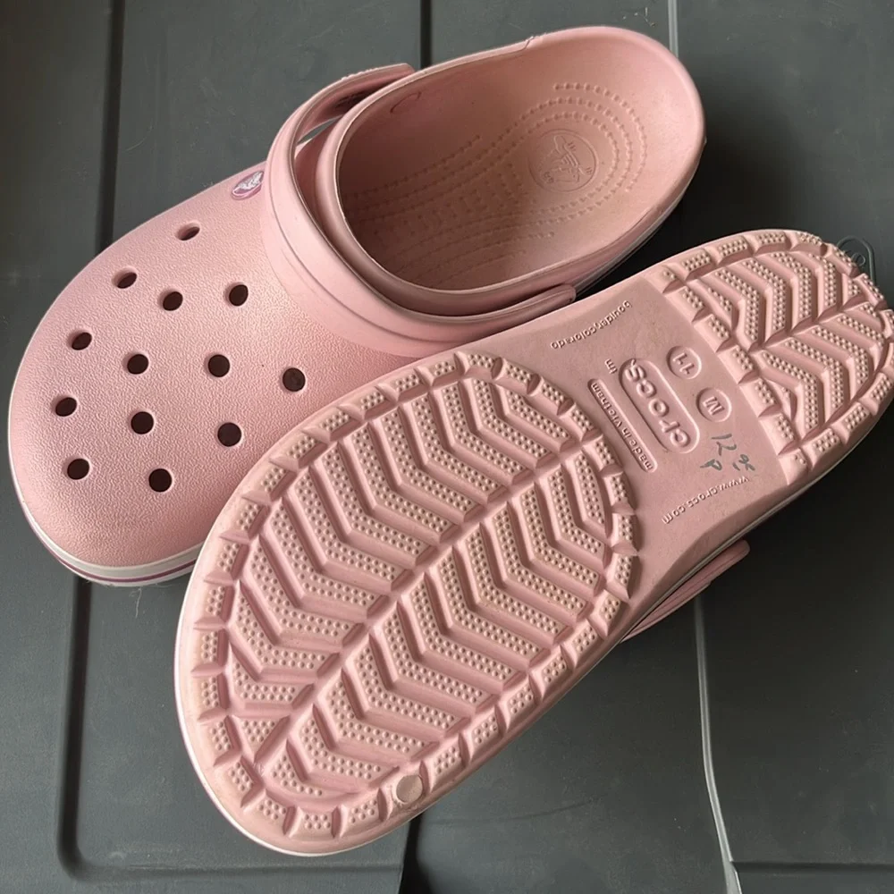 Pink crocs - Picture 2 of 4